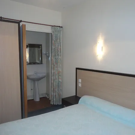 Des Arcades מלון