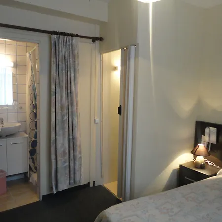 Des Arcades מלון 2*