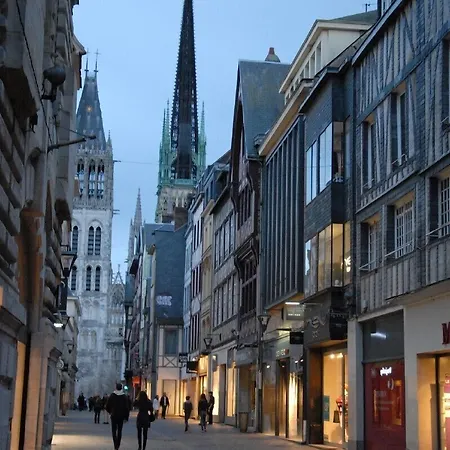 Des Arcades מלון 2*