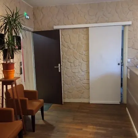 Des Arcades מלון