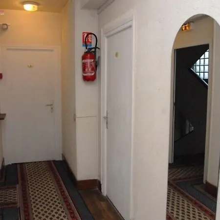 Des Arcades מלון 2*