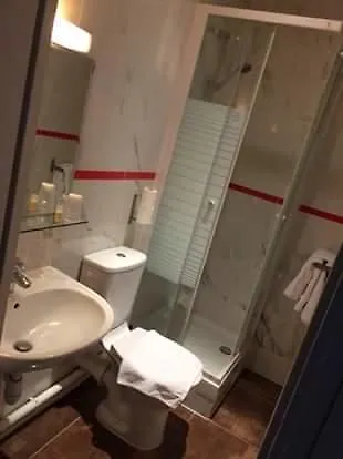 阿卡德斯酒店 2*