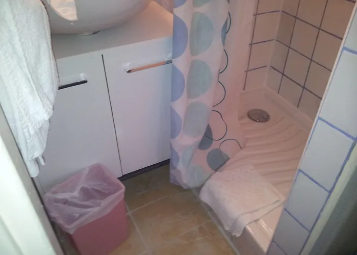 Des Arcades מלון