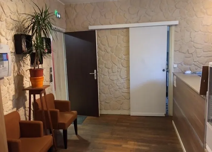 Des Arcades מלון